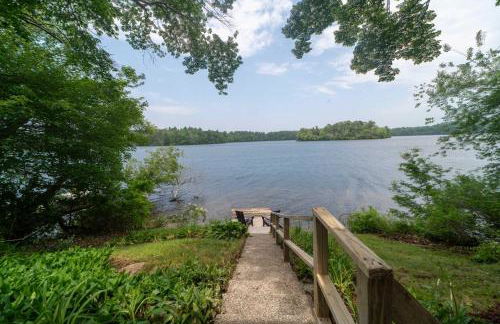 Family Lakefront Adventure House 3BR wFirepit & Scenic - Foto 1