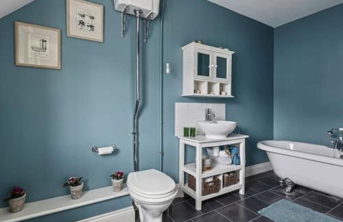 Large coastal cottage, private indoor pool, hut tub, sauna and steam pod - Photo 9