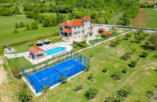 5-Bed Villa with Pool, Jacuzzi & Padel Court - Foto 1