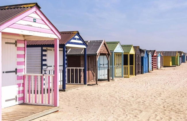 Coastal Retreat for 8 With Hot Tub - Walk to Beach - Foto 53