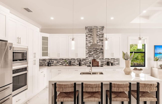 Luxurious Naples 4BR w Pool by Vanderbilt Beach - Photo 16