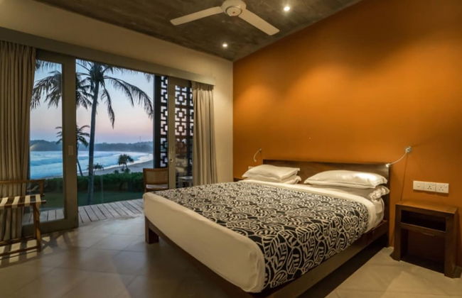 Modern Beach Villa With Roof Garden - Photo 2