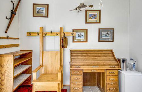 Waterfront Family Home with Yard on Portage Lake - Foto 11