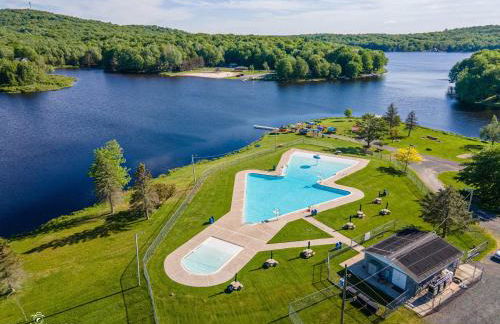 Evergreen Escape Hot Tub Firepit Resort Pool - Foto 47