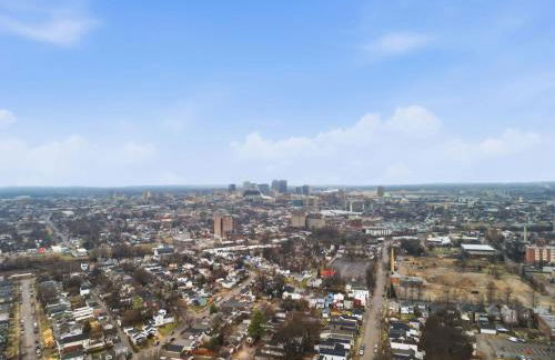 Charming Home in the Highlands W Private Backyard - Foto 53