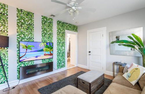 Sunny & Spacious 2BD 1BA WFH Apt-Huge Yard & Patio - Foto 1