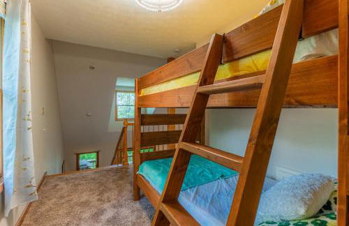 Leaf Peeper's - HUGE deck, pizza oven, Pac-man! - Photo 59