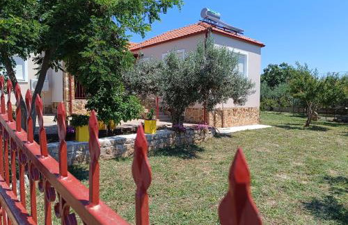 Grandmas Cottage - Photo 1