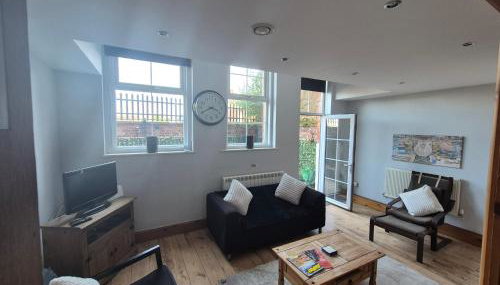 Spacious 2 bed appartment next to BAE with spa bath - Foto 3