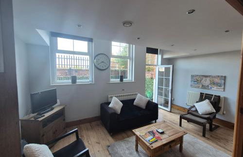 Spacious 2 bed appartment next to BAE with spa bath - Foto 3