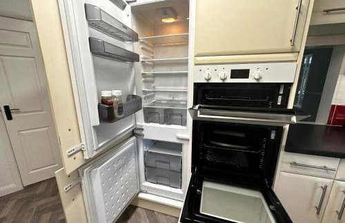 Kennedy Villa - 5 Bedroom House with Hot Tub, WiFi, Free parkings, Close to Bicester Village - Foto 27