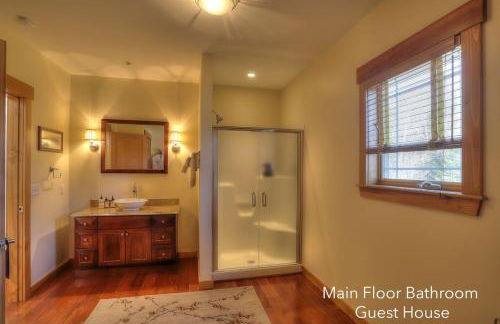 Gingerbread House on Mooselookmeguntic Lake - Foto 38