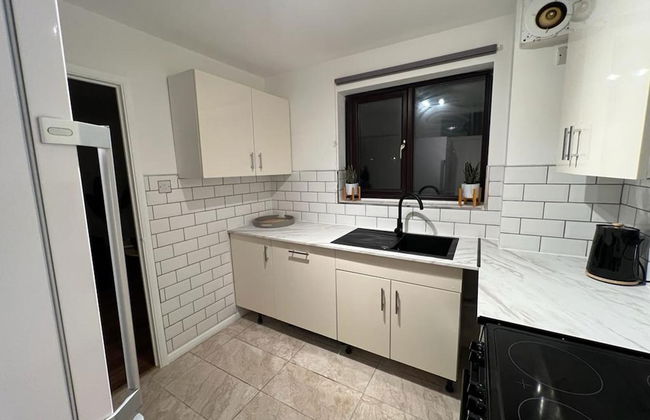 Impeccable 2-bed Apartment in Grays, London - Photo 21