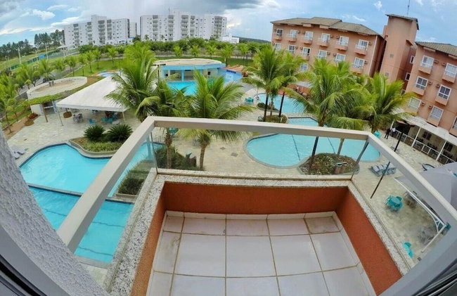 Frente ao Parque da Lagoa Quente, Apto particular com varanda e vista piscinas, com tela de proteção - Foto 38