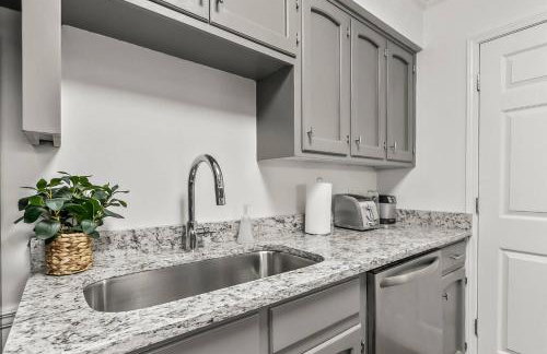 Day Dreamer minutes to Stadium with Fire pit and Parking - Foto 12