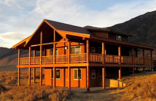 Scenic Vacation Cabin with 360° Mountain Views near Yellowstone National Park in Madison River Valley, Montana - Foto 1