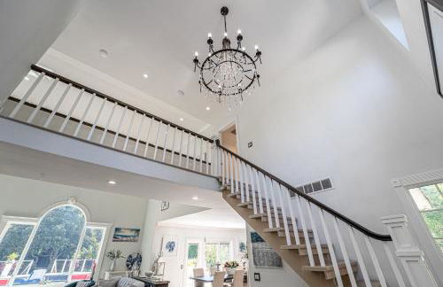 The J Luxury Villa - Southampton Poolside Retreat with Sauna - Foto 73