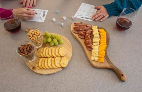 Cozy Retreat HotTub, FirePit, Arcade Fun & Dogs! - Foto 50