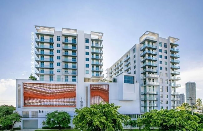 Modern Condo in Design District - Photo 74