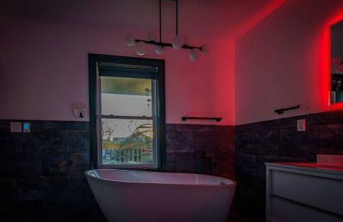 AC 9 BR 4BA Victorian Manor - 1 Block to Beach - Foto 20