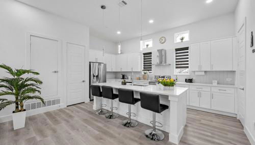 BRs w Ensuite Baths l Pet-Friendly l Central Loc - Foto 2