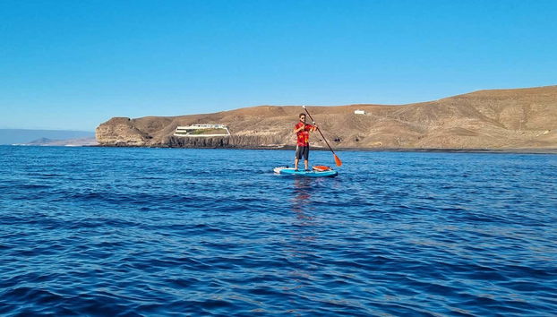 Aprendiendo a mantener el equilibrio en la tabla de paddle surf