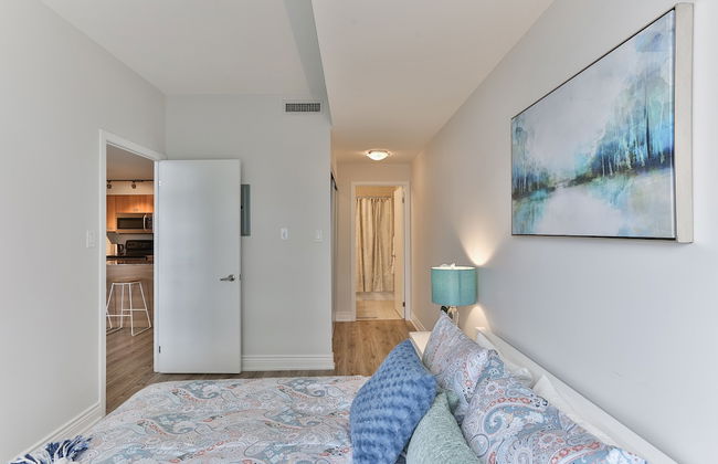 Bright Sub-Penthouse on Bay St - Photo 6