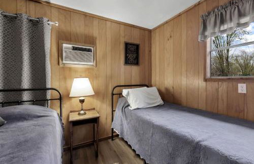 Serene Riverfront Cabin Haven near South Branch Potomac River in West Virginia - Foto 23