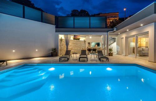 Villa Stella with 32 sqm private heated pool Jacuzzi Sauna Media room 3 bedrooms - Photo 40