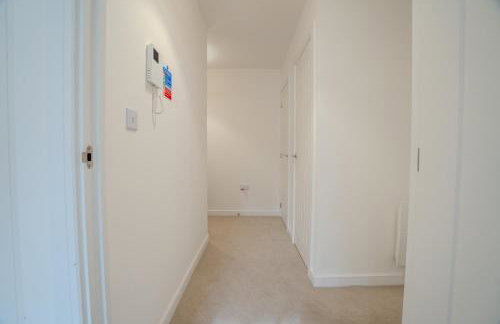 2 Bed Stylish Stay - By Holiday homes - Foto 27