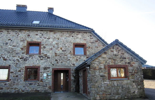 Combine City & Countryside in Well Kept House With Many Games, Next to a Farm - Foto 1