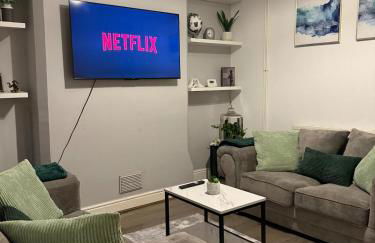 Stylish 2-Bed, Free Parking, Netflix, Coffee Machine, 5 mins from City Centre - Foto 1