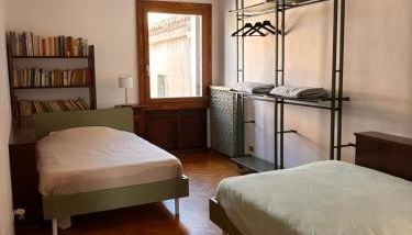Large Three-bedroom Apartment with Canal View in Cannaregio - Foto 2