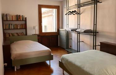 Large Three-bedroom Apartment with Canal View in Cannaregio - Foto 2