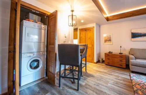 Studio Efficiency Unit with Balcony over Mountaineer Square condo - Foto 11