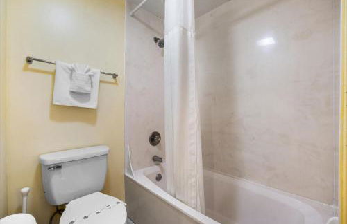 Serene Oceanfront Getaway 1BR with Private Balcony at Wyndham Oceanwalk - Foto 13