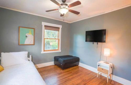 Charming 1920s Retreat Modern Kitchen 5 minutes to Dining and Med District - Foto 22