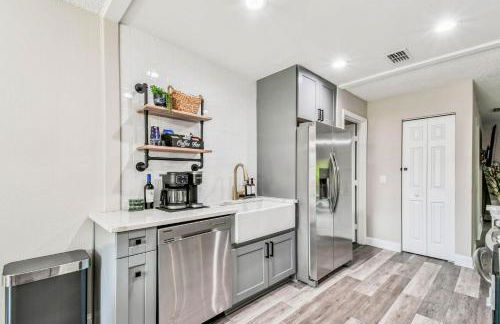 Heart of S Tampa- Hot Tub, Private Backyard, Fire Pit, Grill, 5 min to Beach - Foto 8