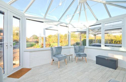 Dassia-Rural Bungalow, Dog Friendly with Hot Tub Near Gurnard - Foto 14