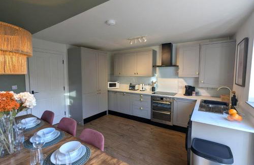 CHERRYTREES 5 Bed House, Sleeps 10, 3 Bathrooms, Parking, Ideal for Groups and Work Stays - Foto 14