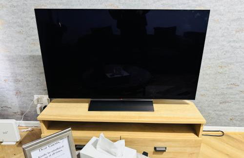 Luxury 2-Bed Apartment,Office with Built-In TV King Bed, Private Entrance and free Parking - Foto 14