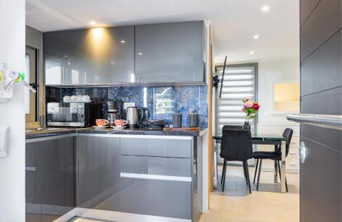 Panorama View Apt with Jacuzzi by 8essentially - Foto 12