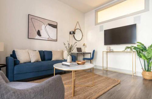 Modern 1BR Chic Retreat Pool Gym Parking - Foto 2