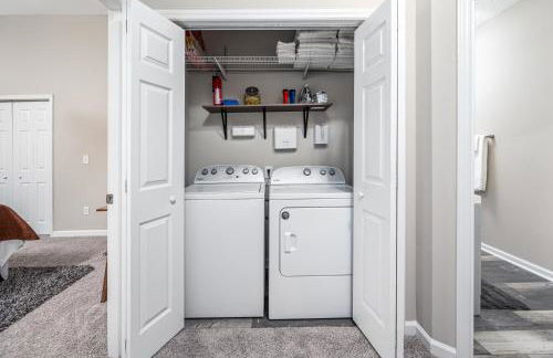 Cozy Industrial Kildaire Farms Home- near Downtown - Foto 25