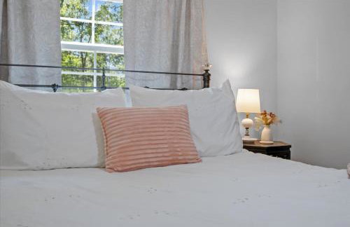 The Heartwood Hideaway-Charming Cabin Getaway-Trails, Creek, and Starry Nights - Foto 52