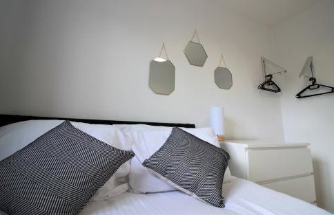 St James House - Charming 3 bed, 2 bathrooms, driveway parking, close to town centre - Photo 9