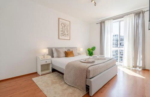 Bright Flat with Balcony & Garage by HostWise - Foto 1