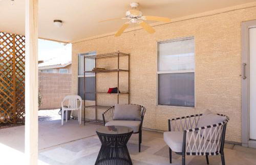 Modern House with Office Cornhole Near Freeways - Foto 26