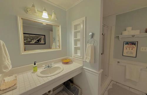 Beautiful House in the Woods, Huge Yard, Hot Tub - Foto 31