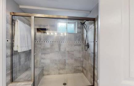 Charming four bedroom home with large yard and plenty of room for family - Foto 33